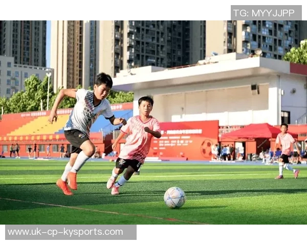 帅气足球少年在绿茵场上展现风采与魅力的故事 帅气足球少年在绿茵场上展现风采与魅力的故事