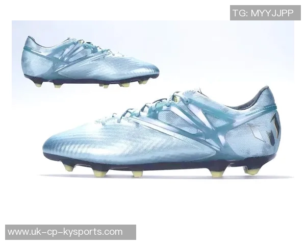 足球鞋的撑鞋技巧与方法详解助你延长鞋子使用寿命